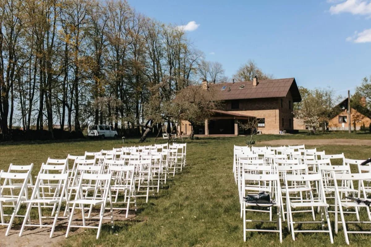 Территория агроусадьбы Богач — зелёный двор и дорожки