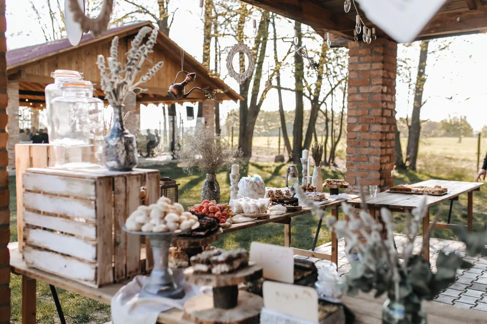 Интерьер номера Делюкс с кроватью и декором