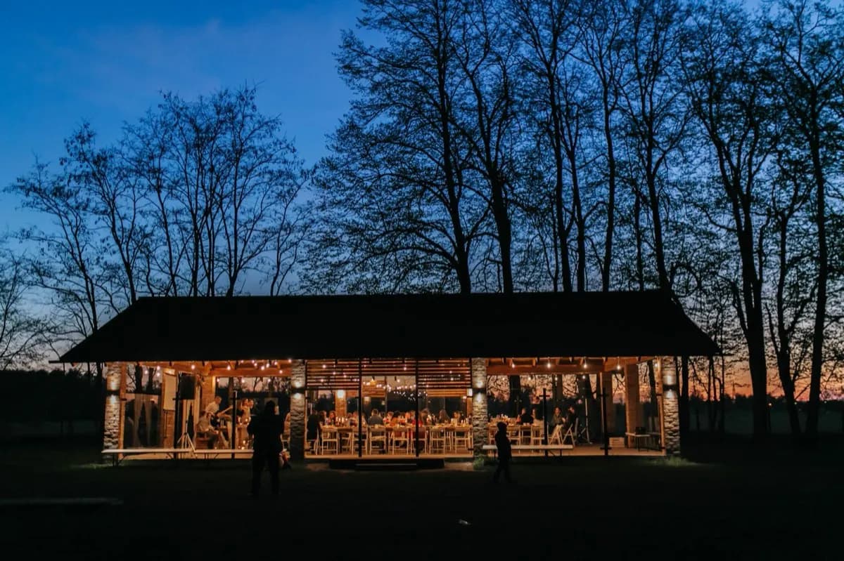 Зона барбекю с террасой и видом на сад